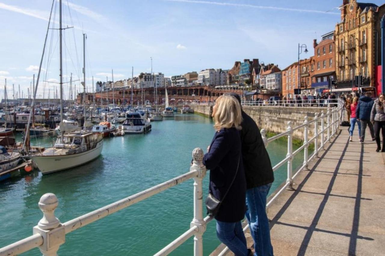 Seas The Day - Beachfront Apartment - Sleeps 4 Ramsgate Exterior foto